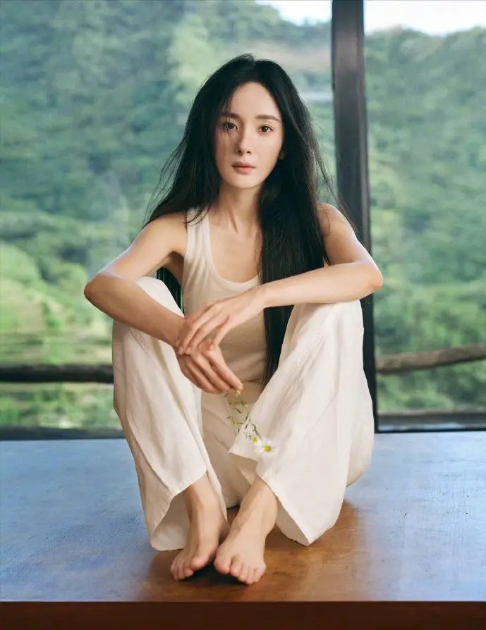 深夜刷手机的女性